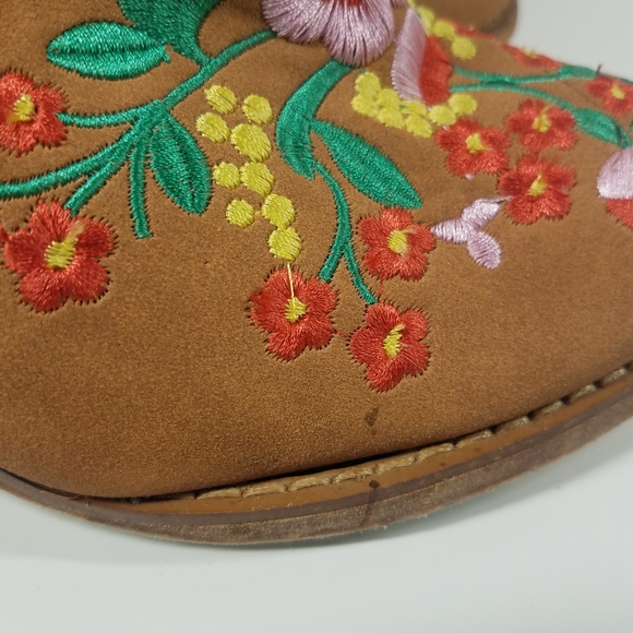 Floral Embriodered Tan Cowboy Boots - Picture 13 of 14